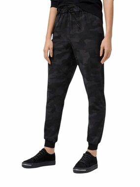 Lululemon Stretch High-Rise Crop 24” Jogger in Camo Deep Coal Size 6